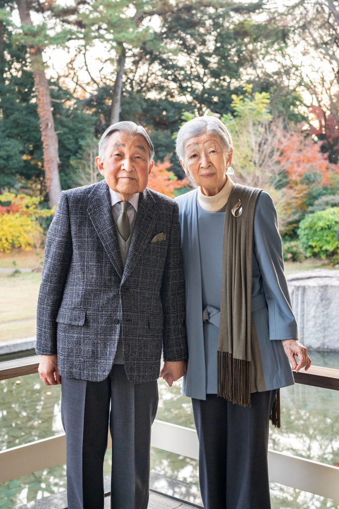 日本上皇明仁(左)與上皇后美智子(右)。美聯社 日本上皇明仁(左)與上皇后美智子(右)。美聯社