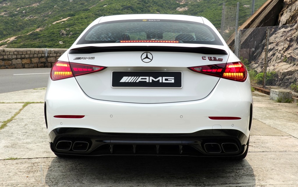平治Mercedes-AMG C63 S E-Performance配上亮黑色鴨尾定風翼。