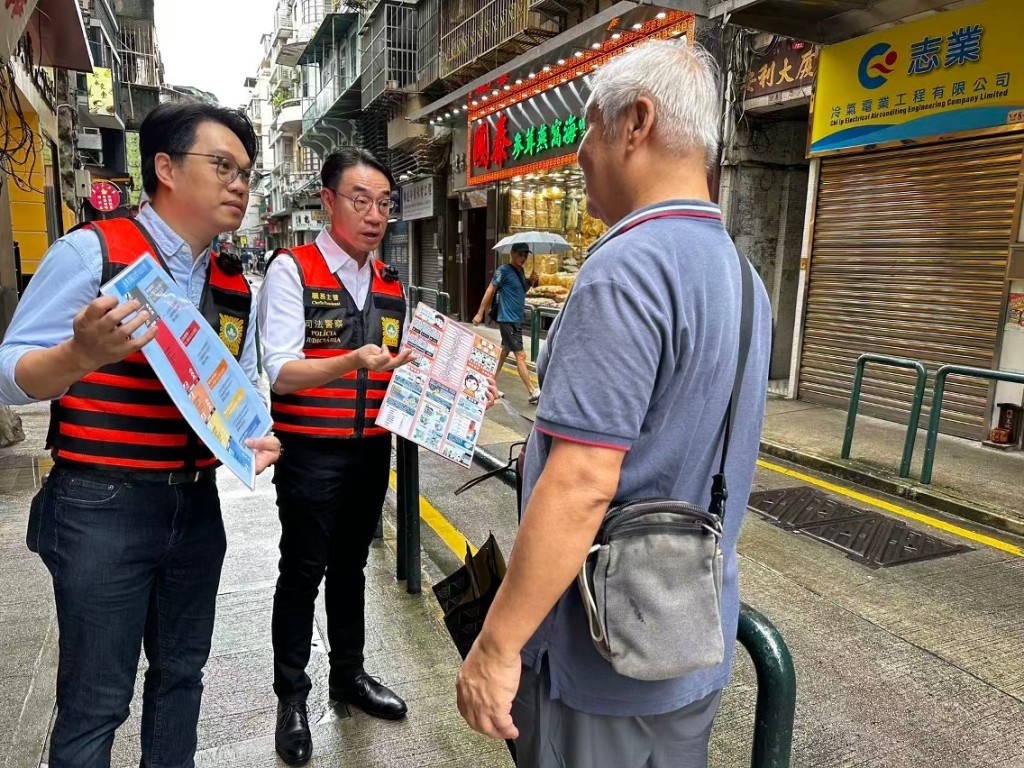 司警局撤離小隊向區內居民及商戶派發撤離計劃宣傳單張。澳門政府新聞局