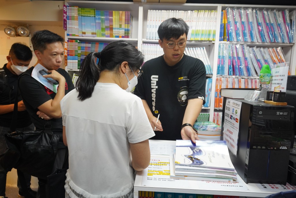 书局负责人指近年部分专营教科书的书局逐渐「离场」，家长较难买书。叶伟豪摄