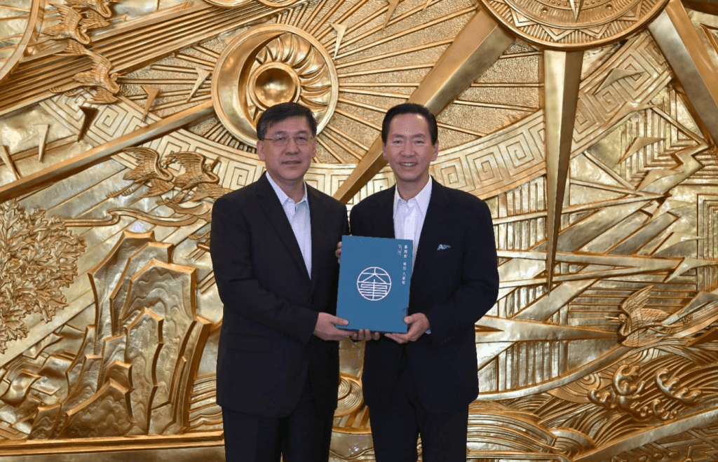 基金陈智思主席向阴和俊汇报基金会在推动香港科技创新的工作并赠送《地方志》。