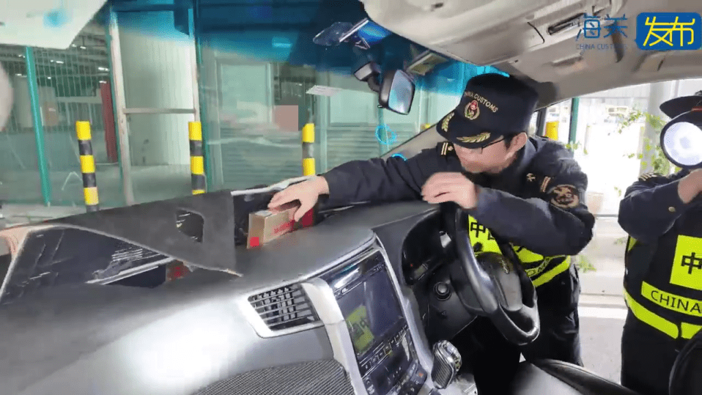 海关人员在仪表板的暗格中发现“私烟”。