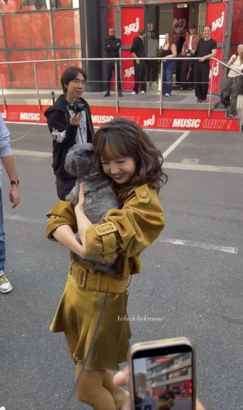 Lisa對fans的愛犬愛不惜手。