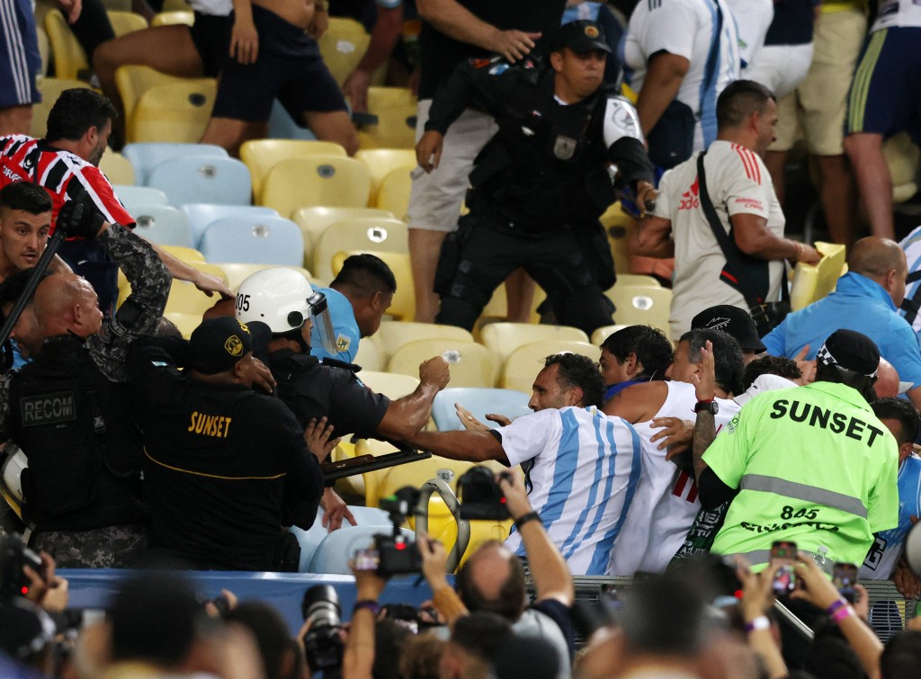 看台上在开赛前播国歌时，巴西和阿根廷球迷爆发冲突，里约热内卢警方介入。路透社