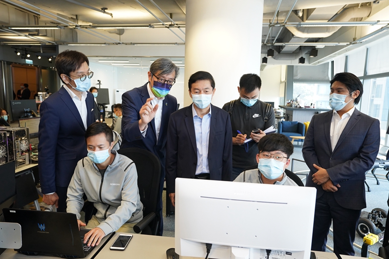 駱惠寧前往數碼港了解創業青年發展。中聯辦圖片