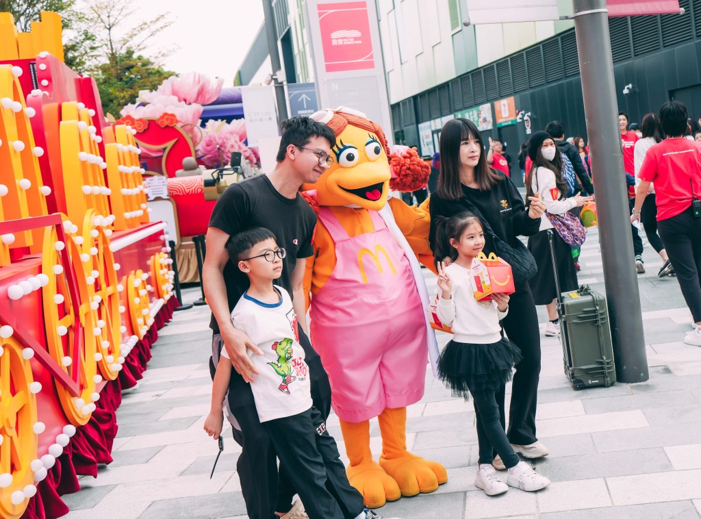 人見人愛的麥當勞樂園角色驚喜登場,與家庭互動合照,增添節日歡樂。 人見人愛的麥當勞樂園角色驚喜登場,與家庭互動合照,增添節日歡樂。