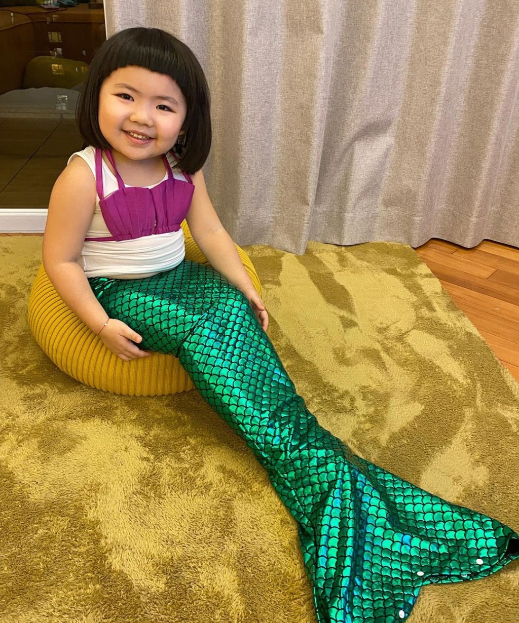 Lucy變成人魚公主就想落水。
