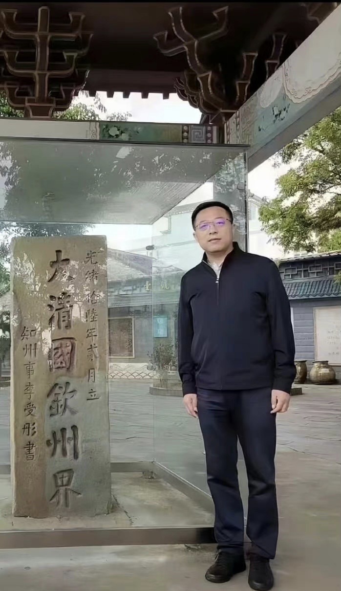 趙立堅參觀大清國一號界碑。 微博圖片