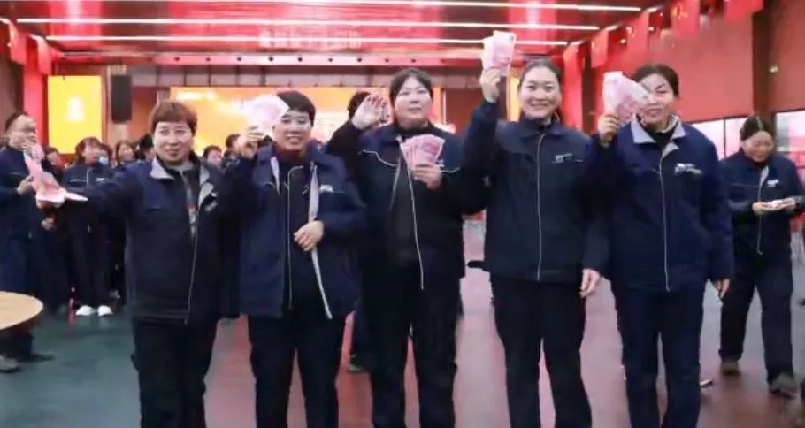 妇女节,河南矿山起重机2000名女员工每人收800元现金。 妇女节,河南矿山起重机2000名女员工每人收800元现金。
