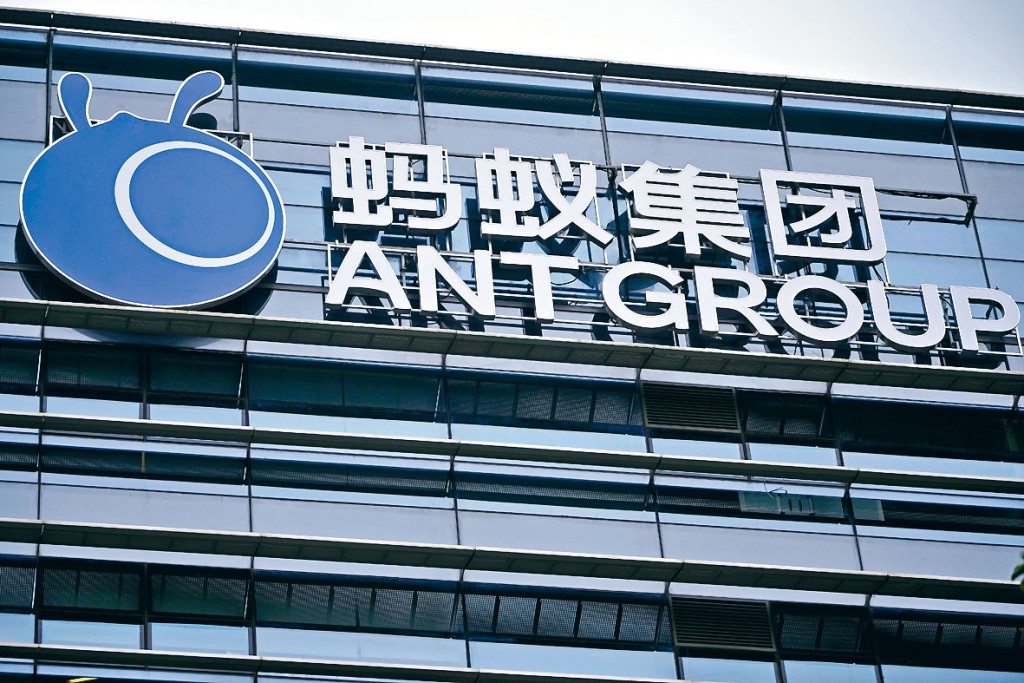 ■蚂蚁在港招股料顺利敲响铜锣下，打破多项纪录，包括逾一百五十五万人认购等。