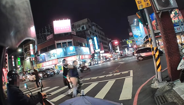 台南晚上街頭發生無差別斬人事件。facebook@台南大小事