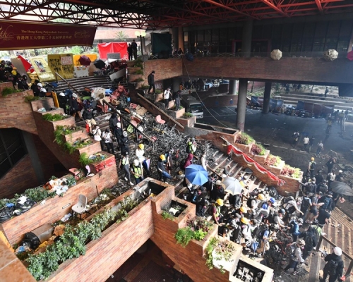 理大校方呼籲警方和平解決事件。