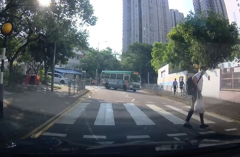 男學生險被撞倒，目送平治一路駛走。fb車cam L（香港群組）影片截圖