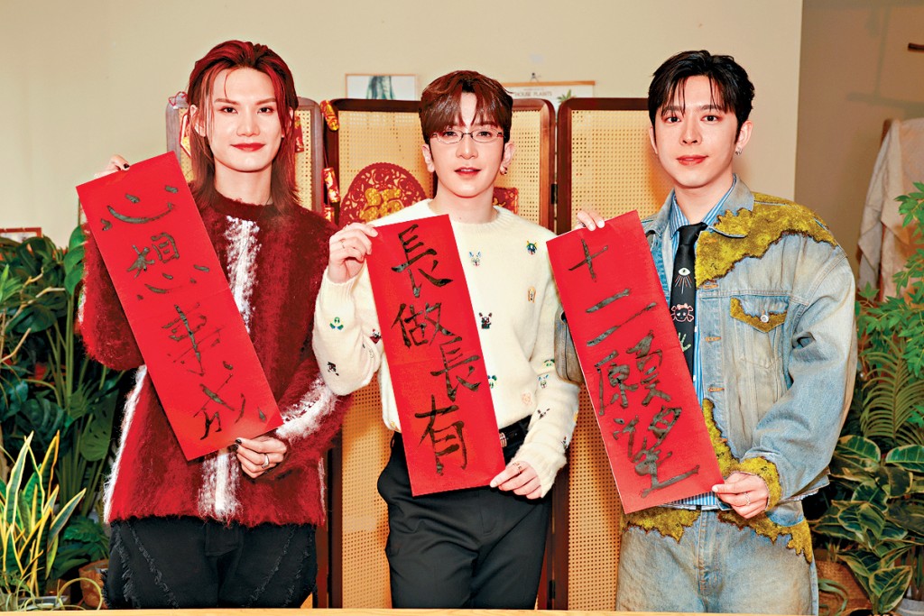 （左起）Jeremy、Anson Lo和Edan親自寫揮春，十分有誠意！