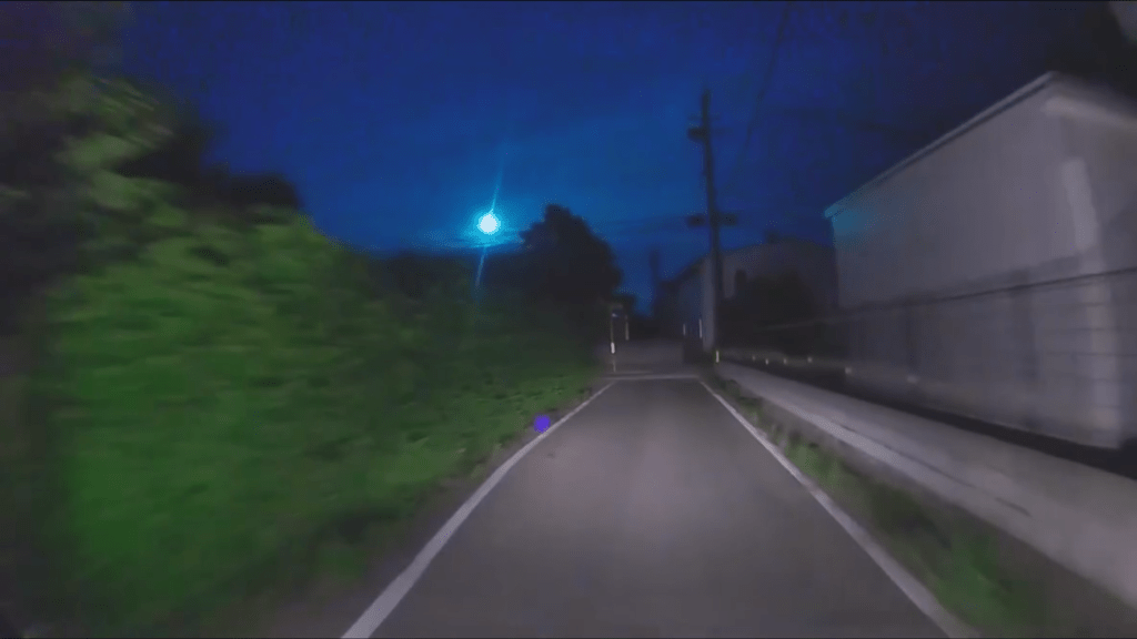 日本網民深夜開車目擊隕石。 IG @i_am_k2k 日本網民深夜開車目擊隕石。 IG @i_am_k2k