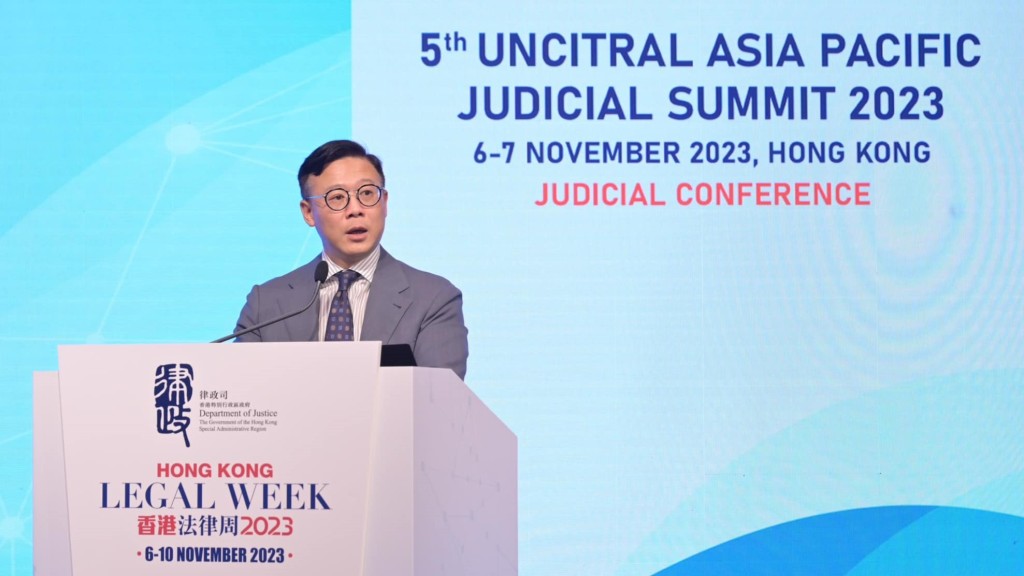 律政司副司長張國鈞認為要推一步推動中小微企業參與國際貿易,好好利用中小微企的潛質。張國鈞fb