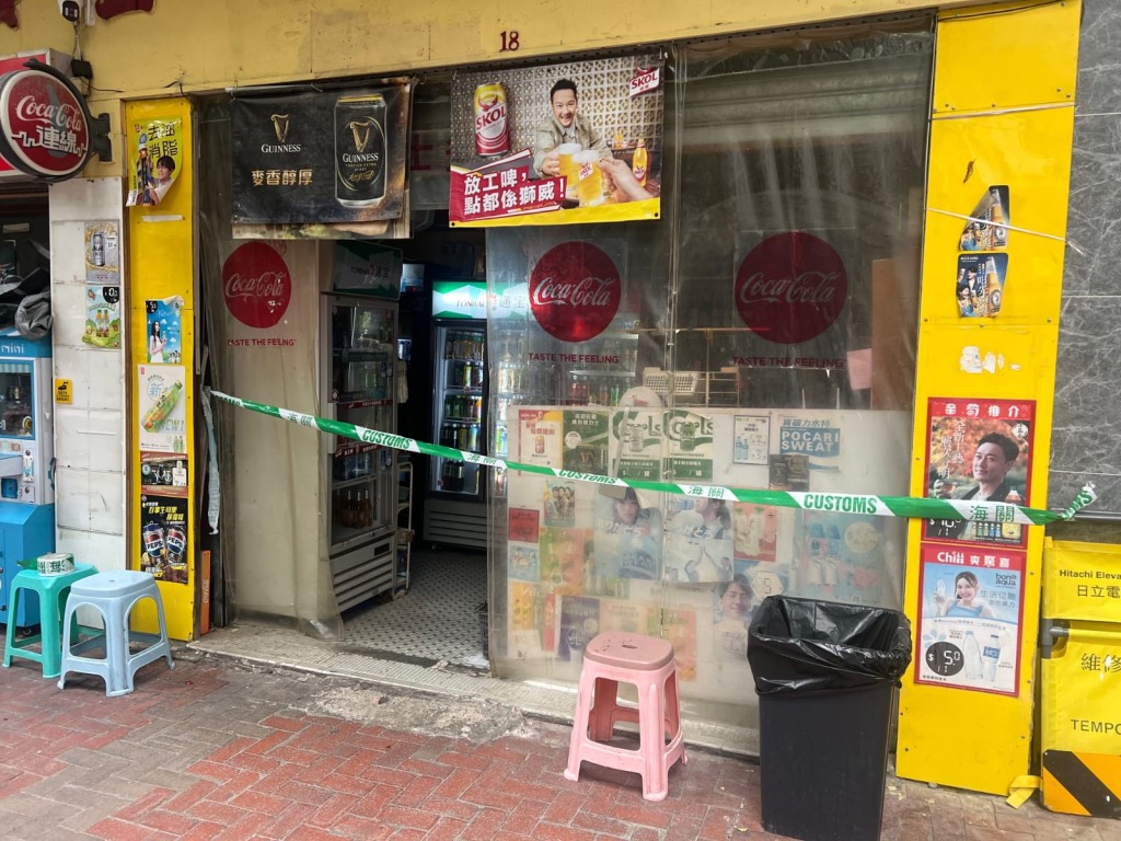 海關在2間報攤及1間士多拘捕3人，其中2人為店東。