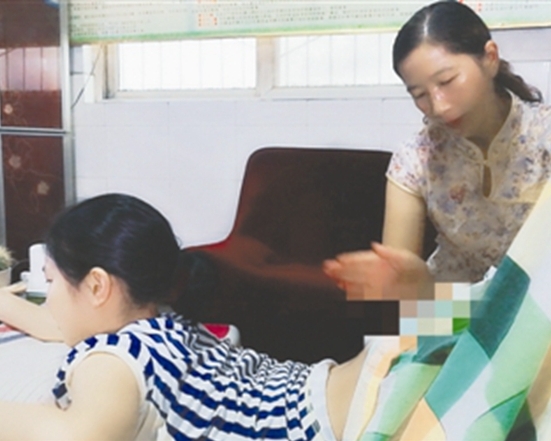 母親看見女兒的痛苦心如刀割,堅次每日為女兒按摩。網圖