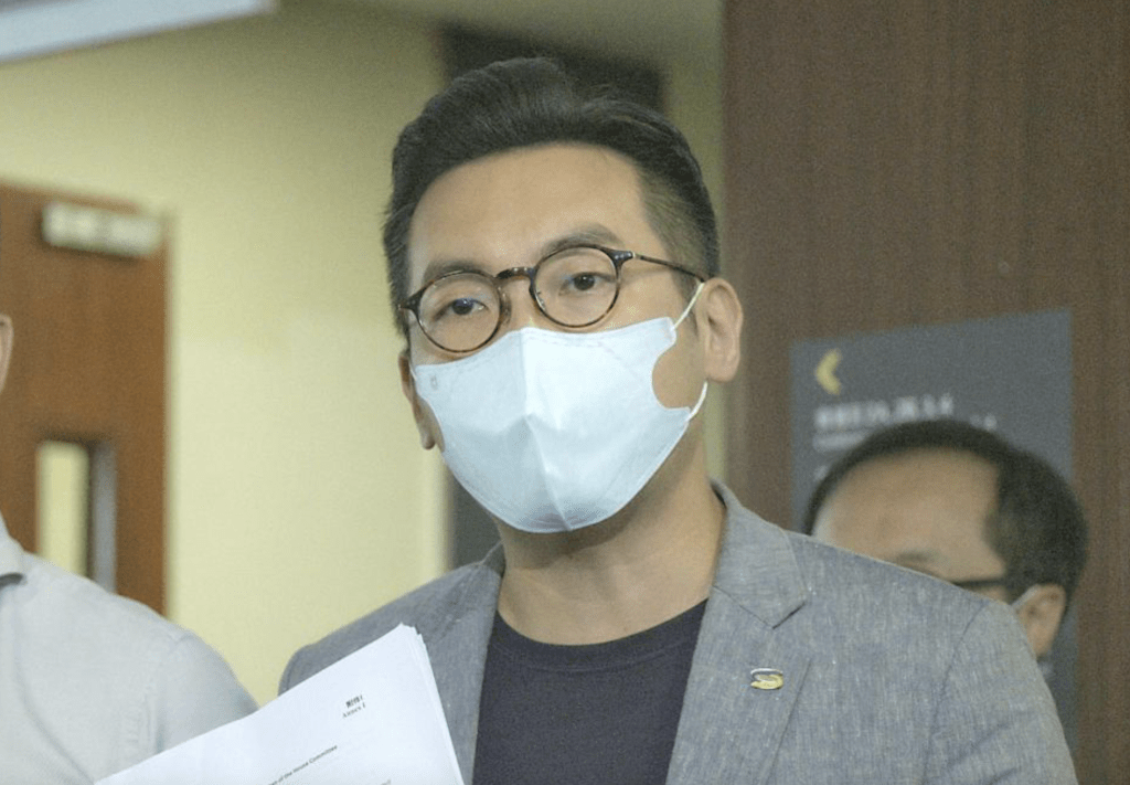 35+顛覆案｜楊岳橋今晨刑滿出獄 由七人車載離赤柱監獄。