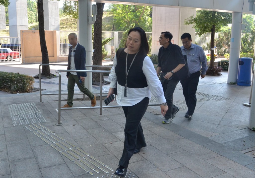 死者親友到殮房辦理認屍手續。林思明攝