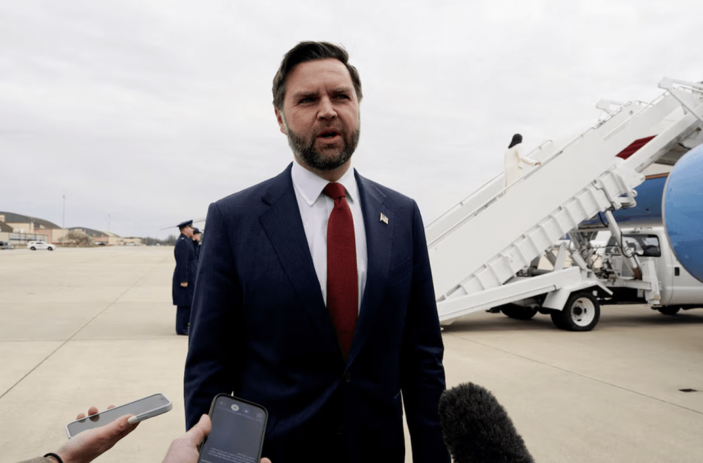 美國傳媒周五（27日）引述消息披露，美國副總統萬斯本周初曾與以色列總理內塔尼亞胡進行一次極為緊張且「艱難」的通話。萬斯在電話中嚴厲批評對方，指其過份吹噓推翻伊朗政權的可能性，誤導美方的戰爭預期。路透社