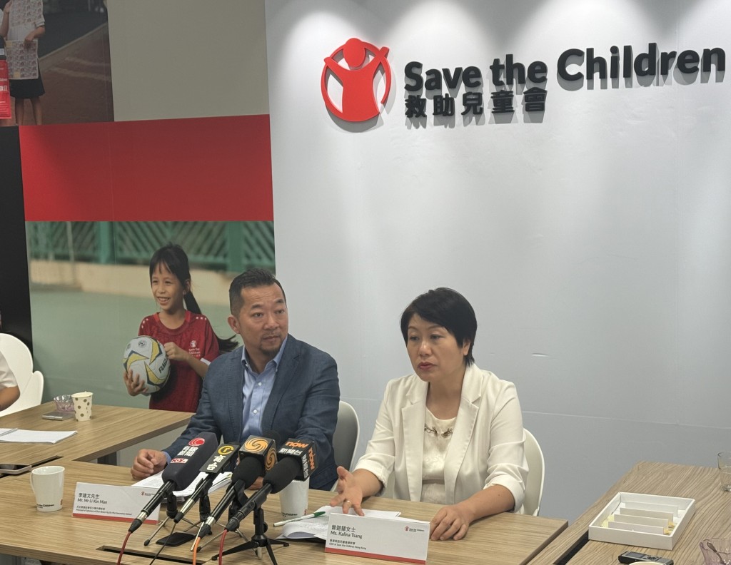 香港救助兒童會總幹事曾迦慧（右）及天主教慈幼會伍少梅中學校長李建文（左）。