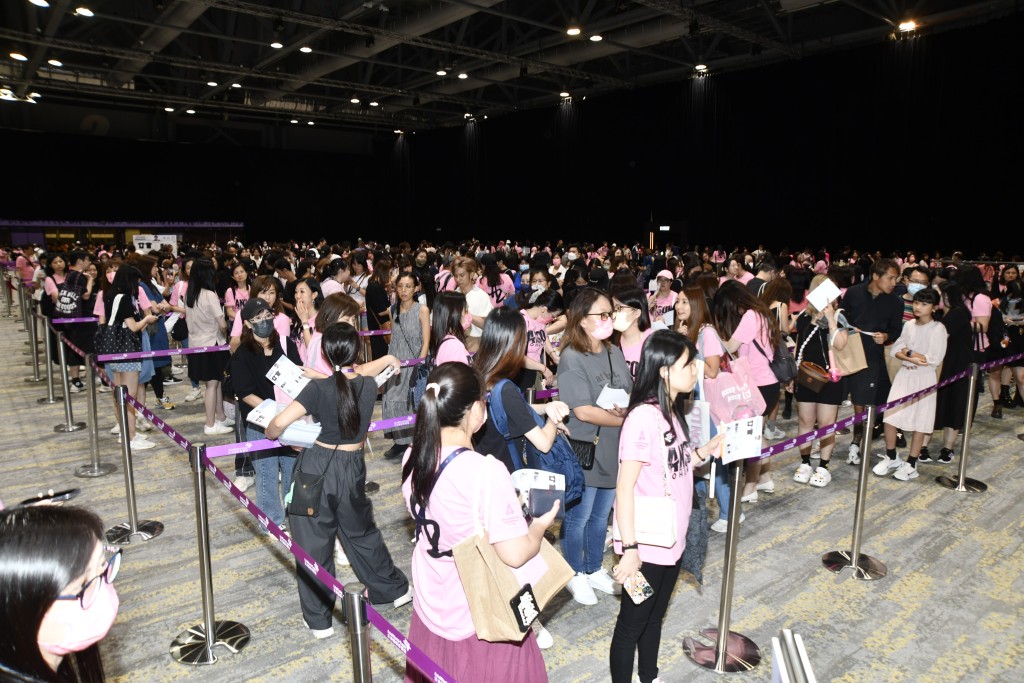 一眾粉紅衫神徒集結在場館中心。