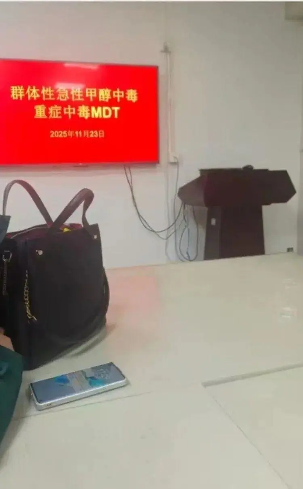 湖北3工人中毒,圖為醫院會診現場。 湖北3工人中毒,圖為醫院會診現場。