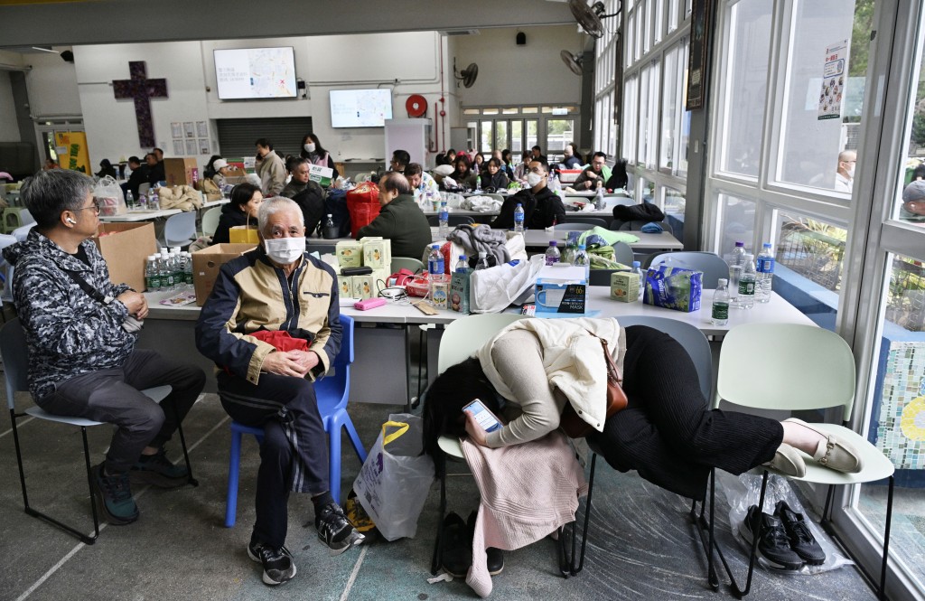 目前仍有10多位居民暫住臨時庇護中心，政府將妥善照顧所有居民後才關閉中心。資料圖片