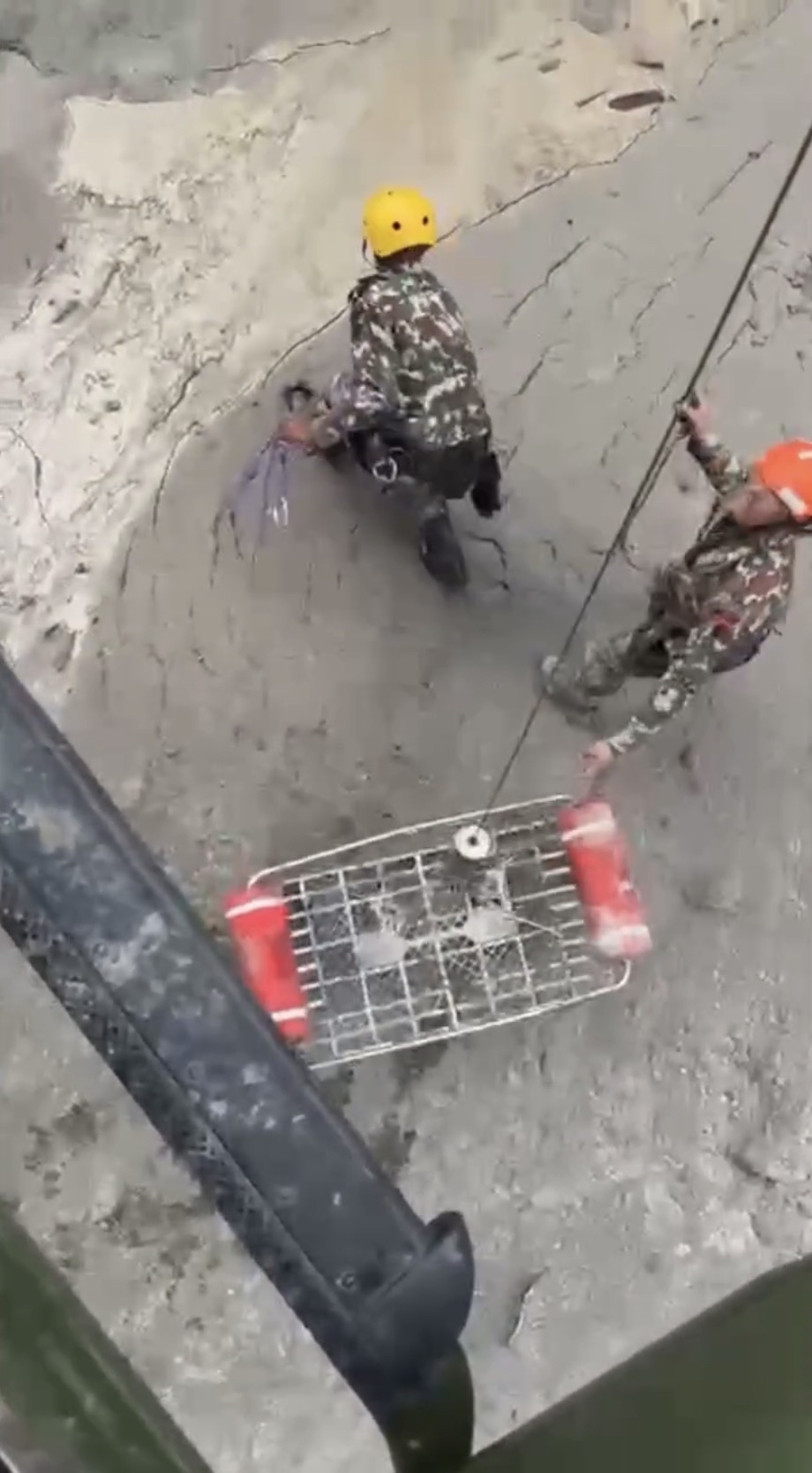 尼泊爾陸軍垂降至翠蘇里水電工程隧道口附近。 fb / PMO Nepal 尼泊爾陸軍垂降至翠蘇里水電工程隧道口附近。 fb / PMO Nepal
