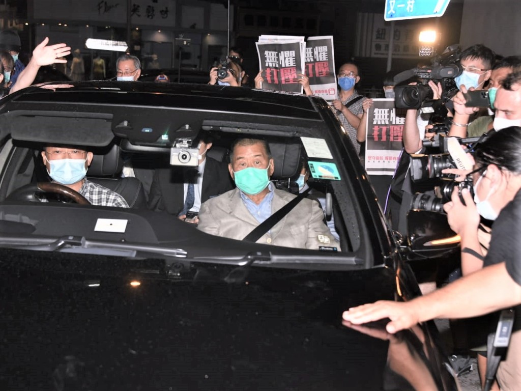 現場大批記者採訪，黎智英上車後，座駕約７ 、８分鐘後才可開走。