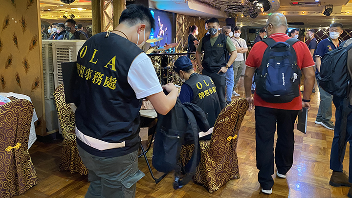 牌照處到位於九龍旺角金雞廣場三樓一會址就有人涉嫌違反防疫規例進行突擊執法行動。