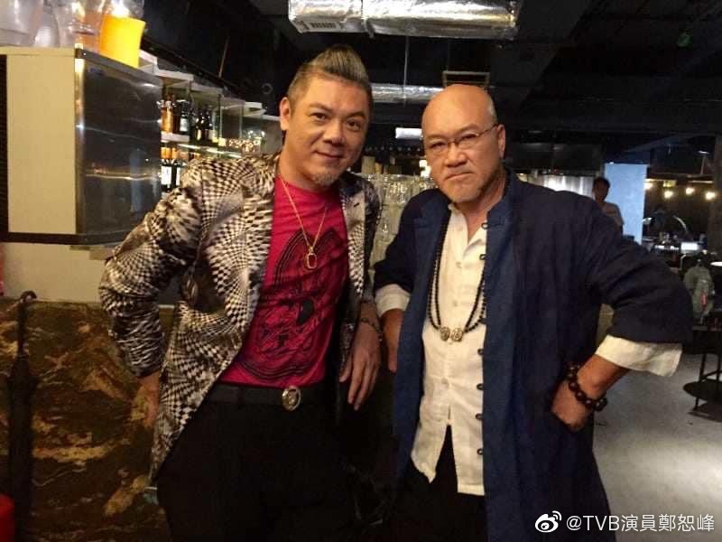 现实中的郑恕峰（右）却是一位非常脚踏实地的演员，而且是位很有责任感的一家之主。