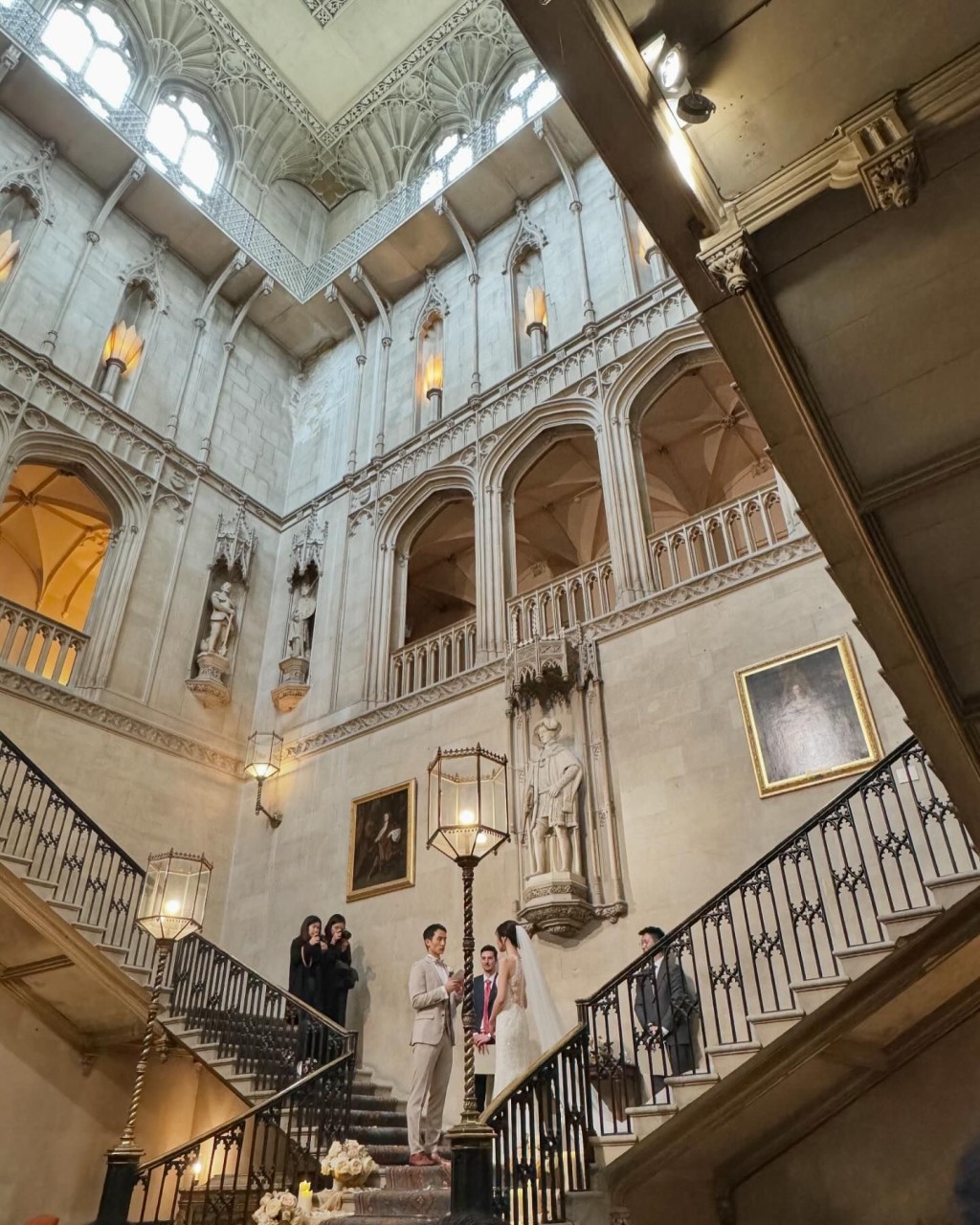 他俩现身英国赫福郡（Hertfordshire）的Ashridge House，该处是一座富丽堂皇兼充满历史和特色的建筑物，更屡获殊荣的场所。