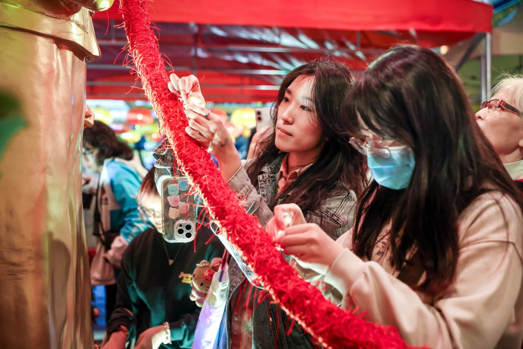 農曆十五元宵佳節亦是「中式情人節」,坊間有不少求姻緣活動。 農曆十五元宵佳節亦是「中式情人節」,坊間有不少求姻緣活動。