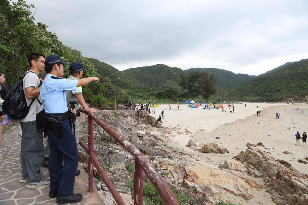 警方村巡隊傍晚前到場巡視維持秩序。 警方村巡隊傍晚前到場巡視維持秩序。