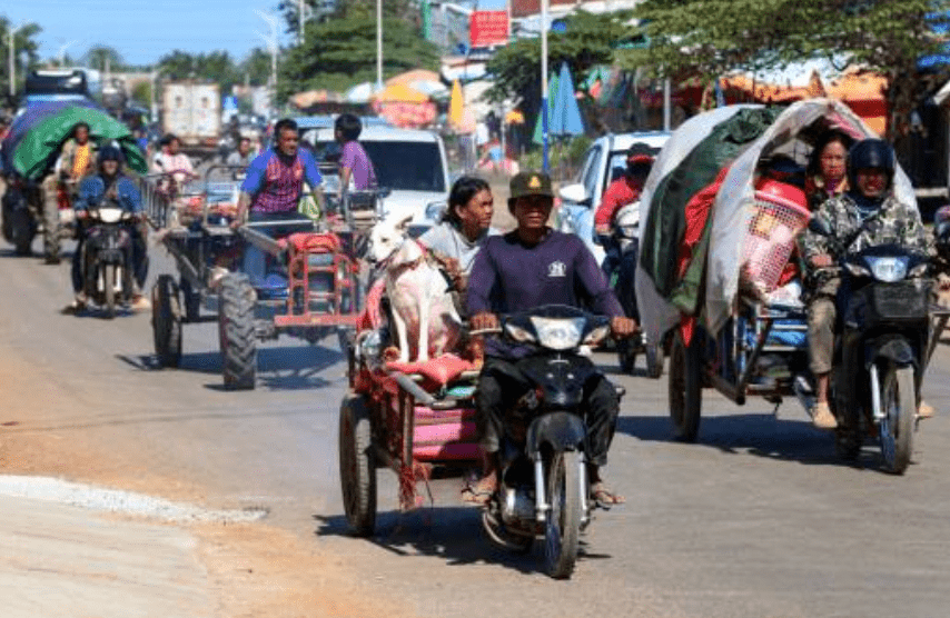 泰國與柬埔寨邊境衝突未有緩和跡象，泰國政府正協調以包機方式接回滯留民眾。法新社