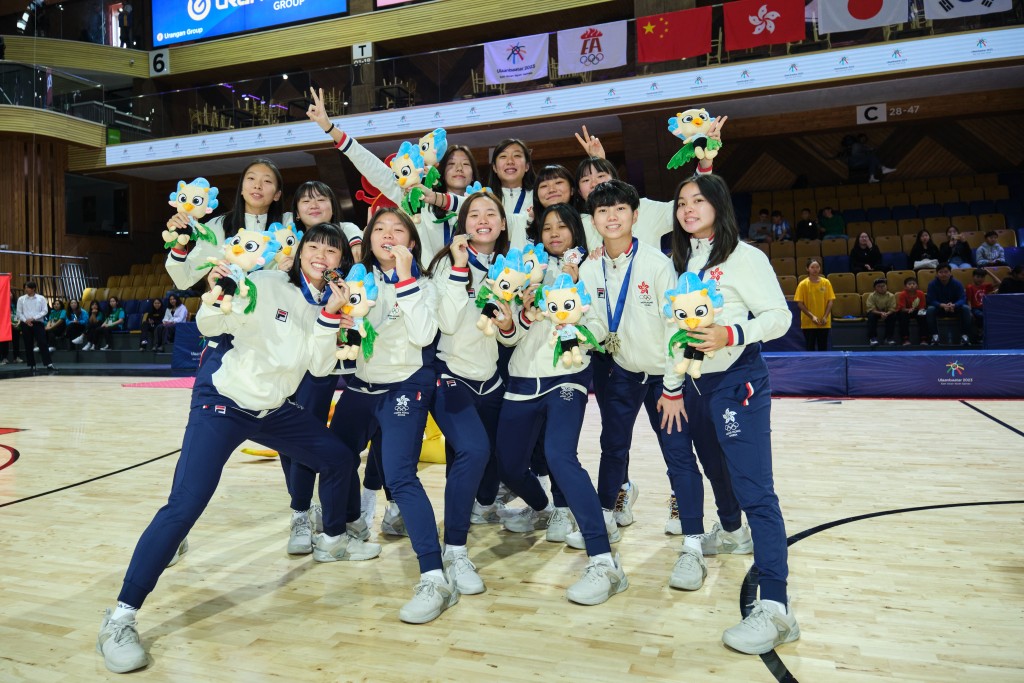 女籃慶祝奪得銀牌。 中國香港體育協會暨奧林匹克委員會圖片