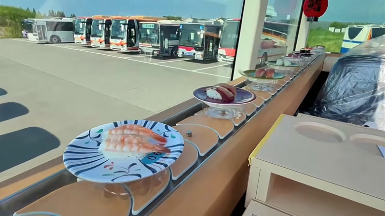 乘客可在巴上上層露天座位大啖無限量供應的壽司。Sushi Bus Co
