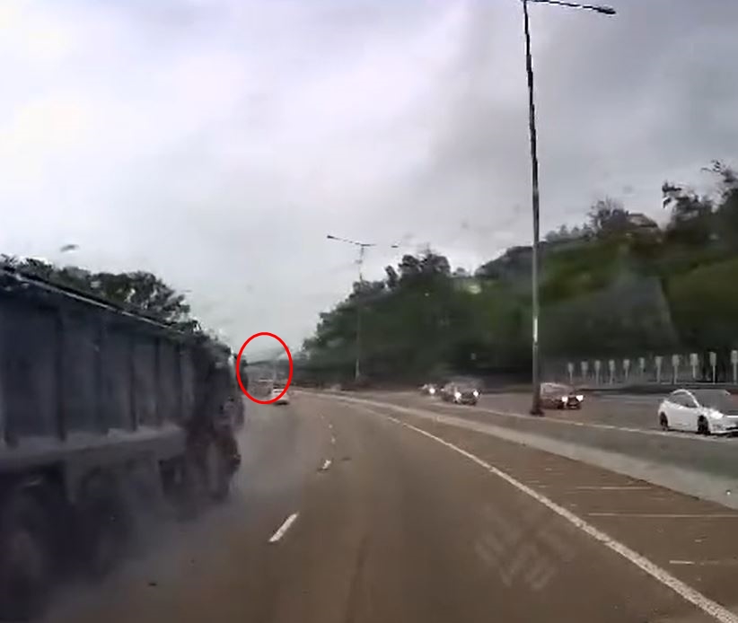 货Van左摇右摆失控。fb香港突发事故报料区影片截图
