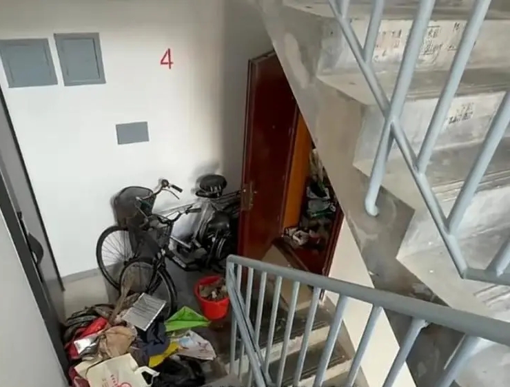 男子被發現家內藏有大量雜物。