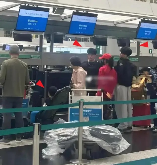至少拎了六個喼、一個發泡膠箱、兩個背囊、一個手提行李箱。