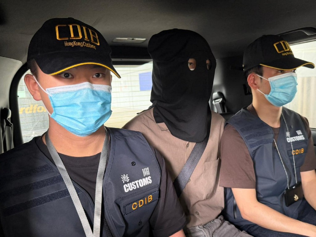 涉案21歲男子被控以一項販運危險藥物罪。海關圖片