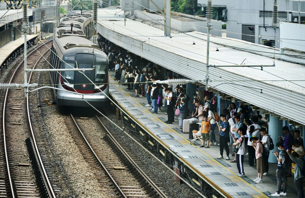 本港鐵路每日接載逾五百萬人次乘客，對推動城市發展至關重要。資料圖片