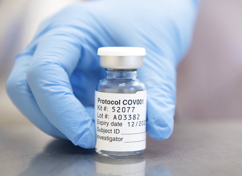 政府將與阿斯利康(AstraZeneca)達成協議,購入阿斯利康及牛津大學合作研發的疫苗。AP資料圖片