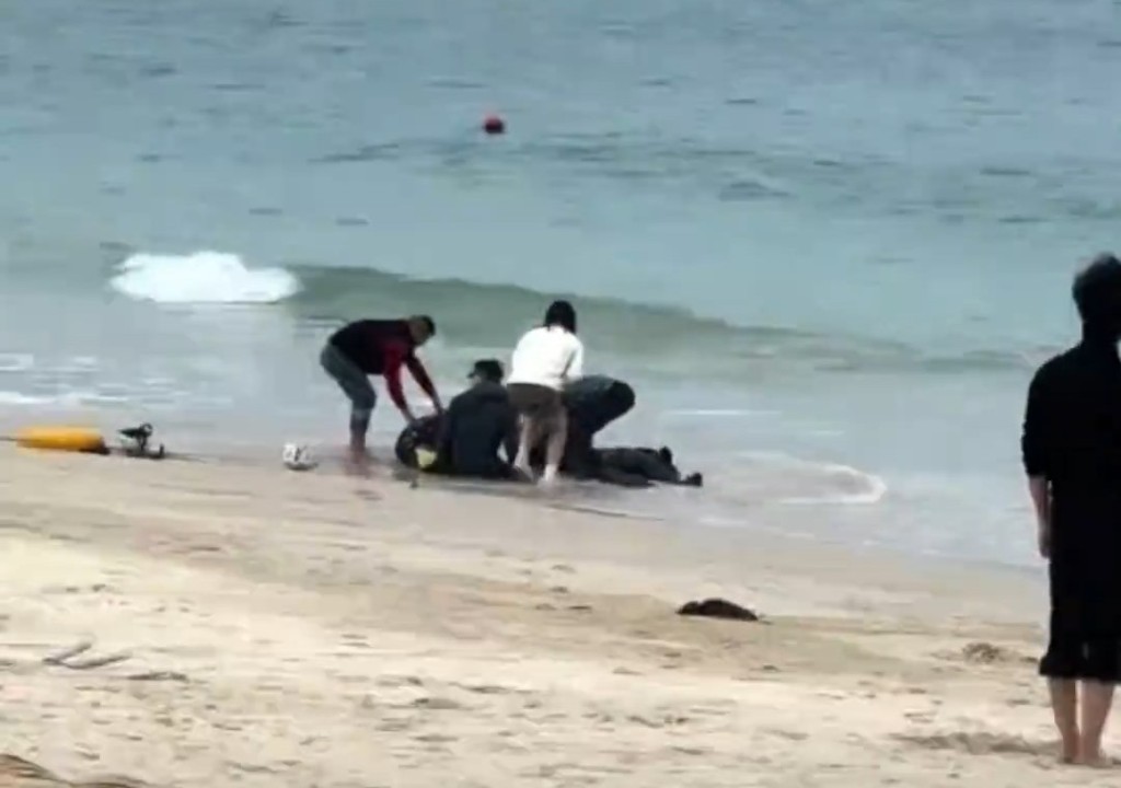 網上流傳墮地男子接受急救的情況。