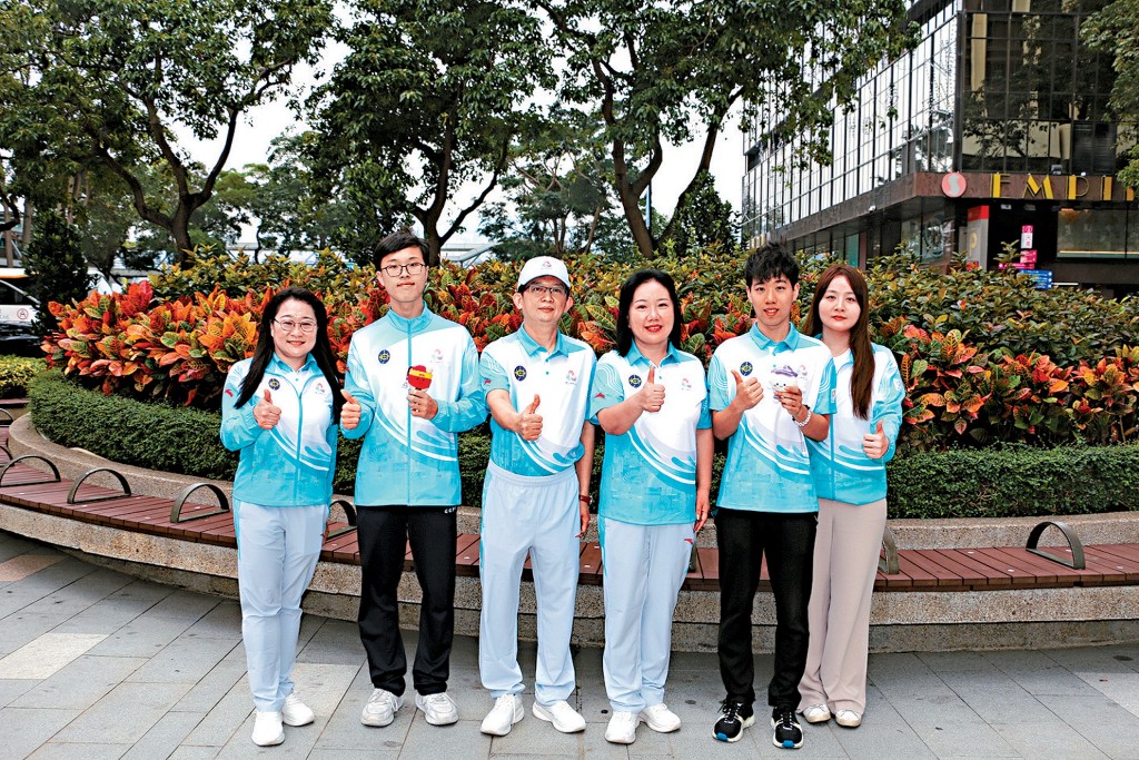 左起：李薔、羅子淵、李游幸、梁磊、林岳、柳淼，一同參與今屆全運會港區賽事的義工服務。