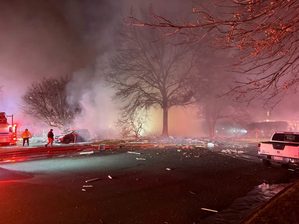 气体爆炸后，大批消防人员被困。美联社