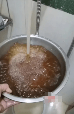 廣東江門多區自來水呈深黃帶異味。極目新聞 廣東江門多區自來水呈深黃帶異味。極目新聞