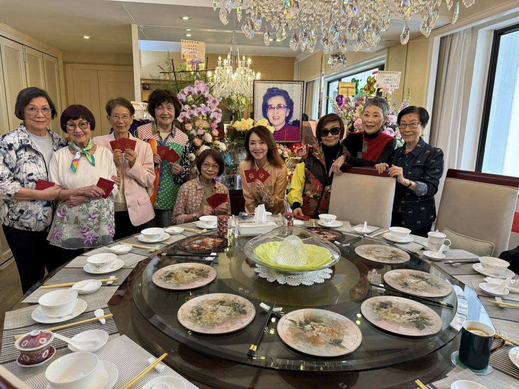 白雪仙的97歲生日，徒弟們上門為她慶祝。